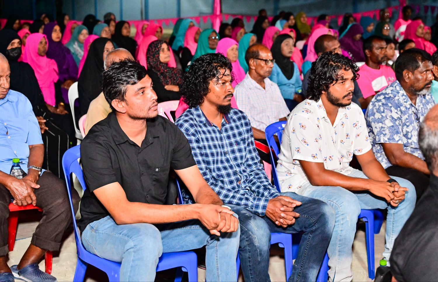 މުއިއްޒުގެ ކެމްޕެއިނަށް ނޮޅިވަރަމްފަރުގައި ބޭއްވި ޖަލްސާގެ ތެރެއިން: ރަށަށް ގިނަ ވައުދުތަކެއްވެވަޑައިގަތް، މުވައްޒަފުންގެ މުސާރަ ބޮޑުކުރަން ވައުދުވެވަޑައިގަތް - ފޮޓޯ: ނިޝާން އަލީ | މިހާރު