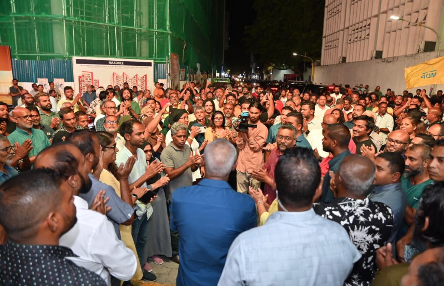 އެމްޑީޕީގެ ސޯސަން ޖަގަހަ ޖަލްސާގައި ރައީސް އިބްރާހިމް މުހައްމަދު ސޯލިހު ބައިވެރިވެވަަޑައިގަތުމުން ސަޕޯޓަރުން އެމަނިކުފާނަށް މަރުހަބާ ދަންނަވަނީ --- ފޮޓޯ/މިހާރު