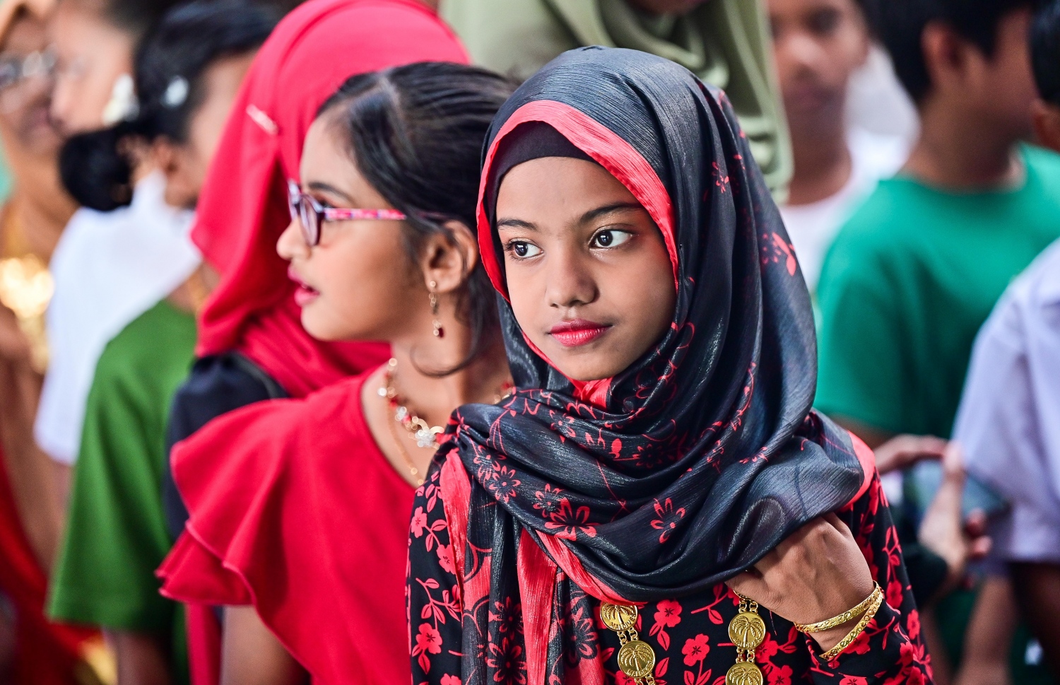 މި އަހަރުގެ ގައުމީ ދުވަސް ފާހަގަ ކުރުމުގެ ގޮތުން އިއްޒުއްދީން ސްކޫލުގެ ދަރިވަރުންތަކެއް ގައުމީ ހެދުމުގައި.-- ފޮޓޯ: ފަޔާޒް މޫސާ /މިހާރު