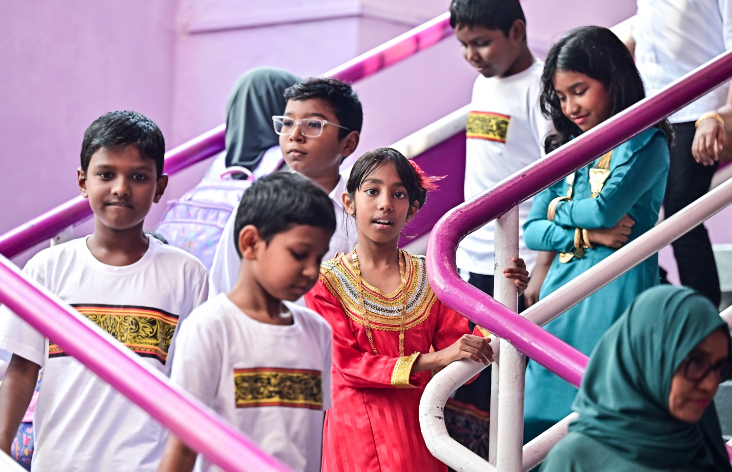 މި އަހަރުގެ ގައުމީ ދުވަސް ފާހަގަ ކުރުމުގެ ގޮތުން އިއްޒުއްދީން ސްކޫލުގެ ދަރިވަރުންތަކެއް ގައުމީ ހެދުމުގައި.-- ފޮޓޯ: ފަޔާޒް މޫސާ /މިހާރު