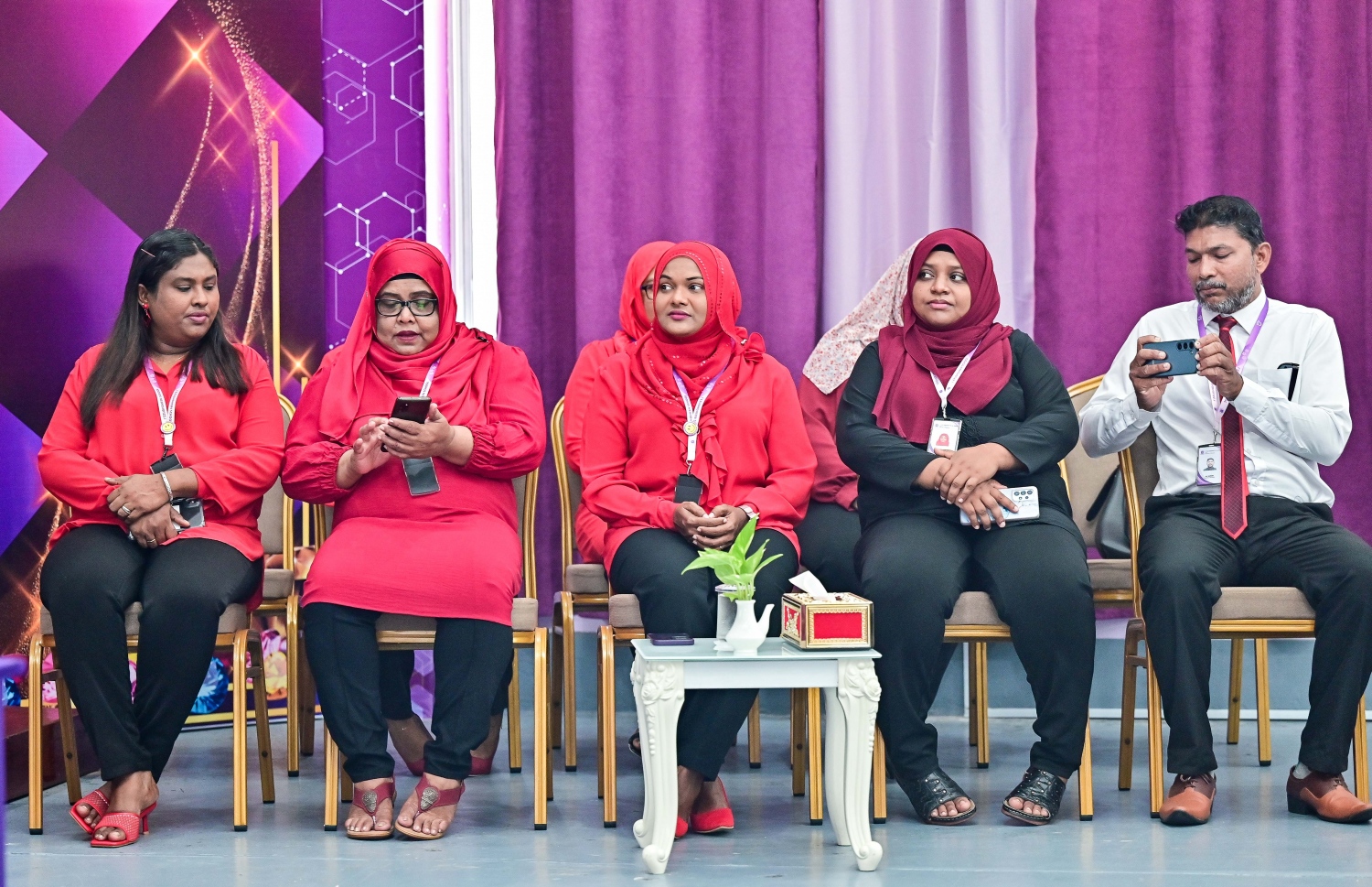 މި އަހަރުގެ ގައުމީ ދުވަސް ފާހަގަ ކުރުމުގެ ގޮތުން އިއްޒުއްދީން ސްކޫލުގައި ބޭއްވި ހާއްސަ އެސެމްބްލީގައި އެ ސްކޫލުގެ އިސްވެރިން ބައިވެރިވެ ވަޑައިގަންނަވަނީ.-- ފޮޓޯ: ފަޔާޒް މޫސާ /މިހާރު
