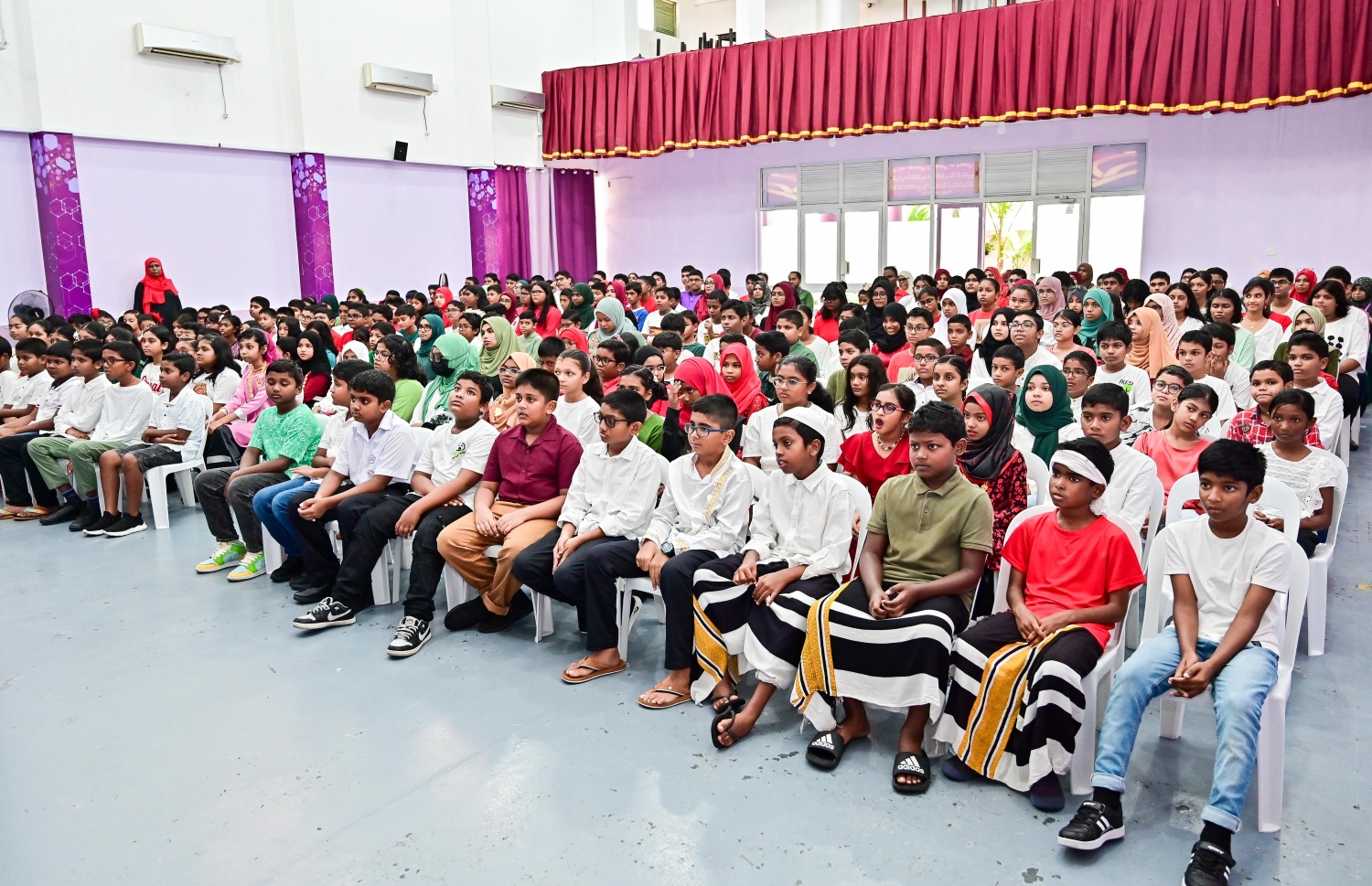 މި އަހަރުގެ ގައުމީ ދުވަސް ފާހަގަ ކުރުމުގެ ގޮތުން އިއްޒުއްދީން ސްކޫލުގެ ދަރިވަރުންތަކެއް ގައުމީ ހެދުމުގައި.-- ފޮޓޯ: ފަޔާޒް މޫސާ /މިހާރު