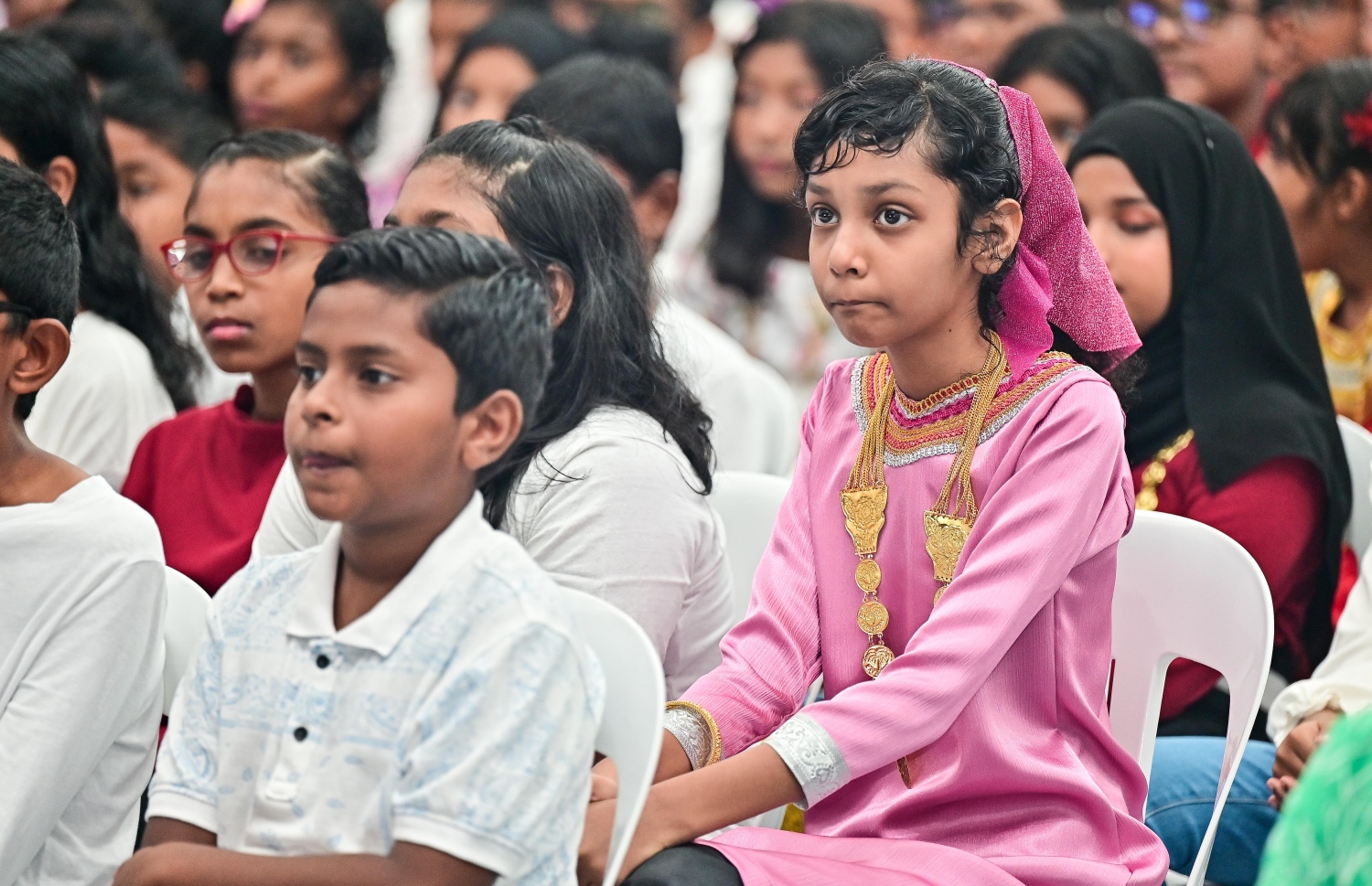 މި އަހަރުގެ ގައުމީ ދުވަސް ފާހަގަ ކުރުމުގެ ގޮތުން އިއްޒުއްދީން ސްކޫލުގެ ދަރިވަރުންތަކެއް ގައުމީ ހެދުމުގައި.-- ފޮޓޯ: ފަޔާޒް މޫސާ /މިހާރު