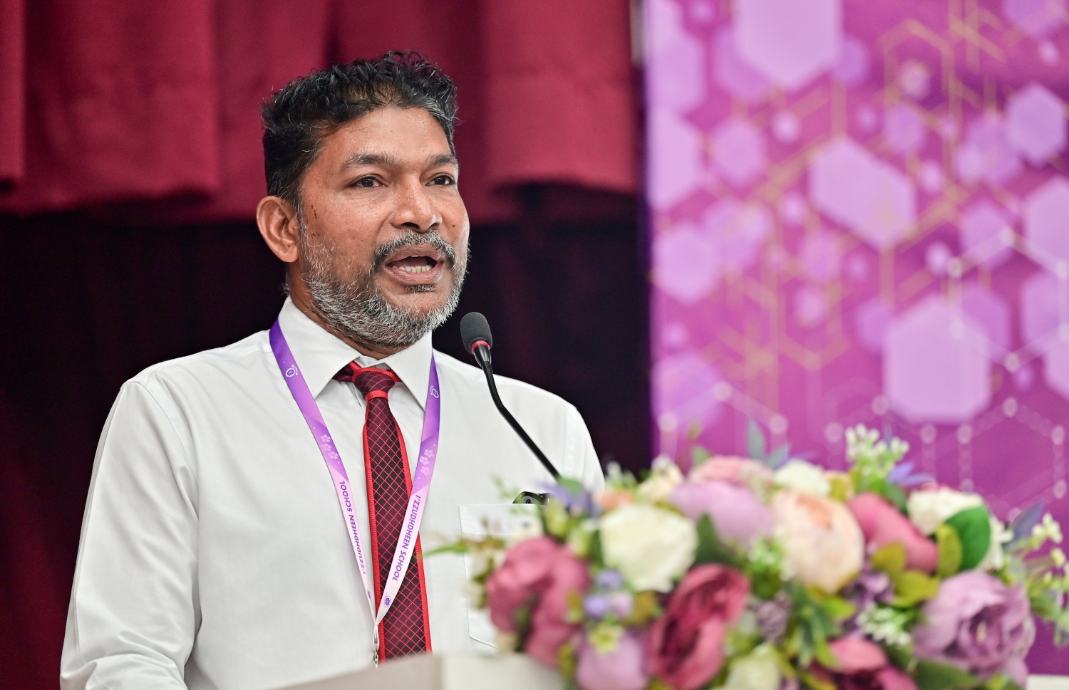 މި އަހަރުގެ ގައުމީ ދުވަސް ފާހަގަ ކުރުމުގެ ގޮތުން އިއްޒުއްދީން ސްކޫލުގައި ބޭއްވި ހަރަކާތެއްގައި ލީޑިން ޓީޗަރަކު ވާހަކަ ދައްވަނީ .-- ފޮޓޯ: ފަޔާޒް މޫސާ /މިހާރު