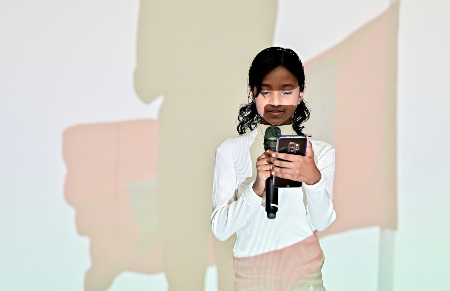 މި އަހަރުގެ ގައުމީ ދުވަސް ފާހަގަ ކުރުމުގެ ގޮތުން އިއްޒުއްދީން ސްކޫލުގެ ދަރިވަރަކު ޕާފޯމް ކުރަނީ.-- ފޮޓޯ: ފަޔާޒް މޫސާ /މިހާރު