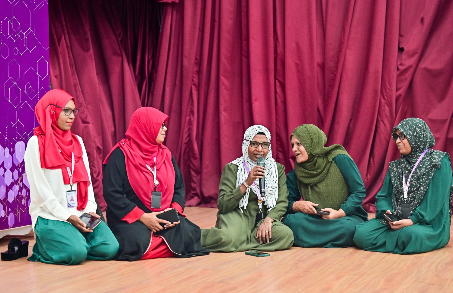 މި އަހަރުގެ ގައުމީ ދުވަސް ފާހަގަ ކުރުމުގެ ގޮތުން އިއްޒުއްދީން ސްކޫލުގެ ޓީޗަރުންތަކެއް ޕާފޯމް ކުރަނީ.-- ފޮޓޯ: ފަޔާޒް މޫސާ /މިހާރު