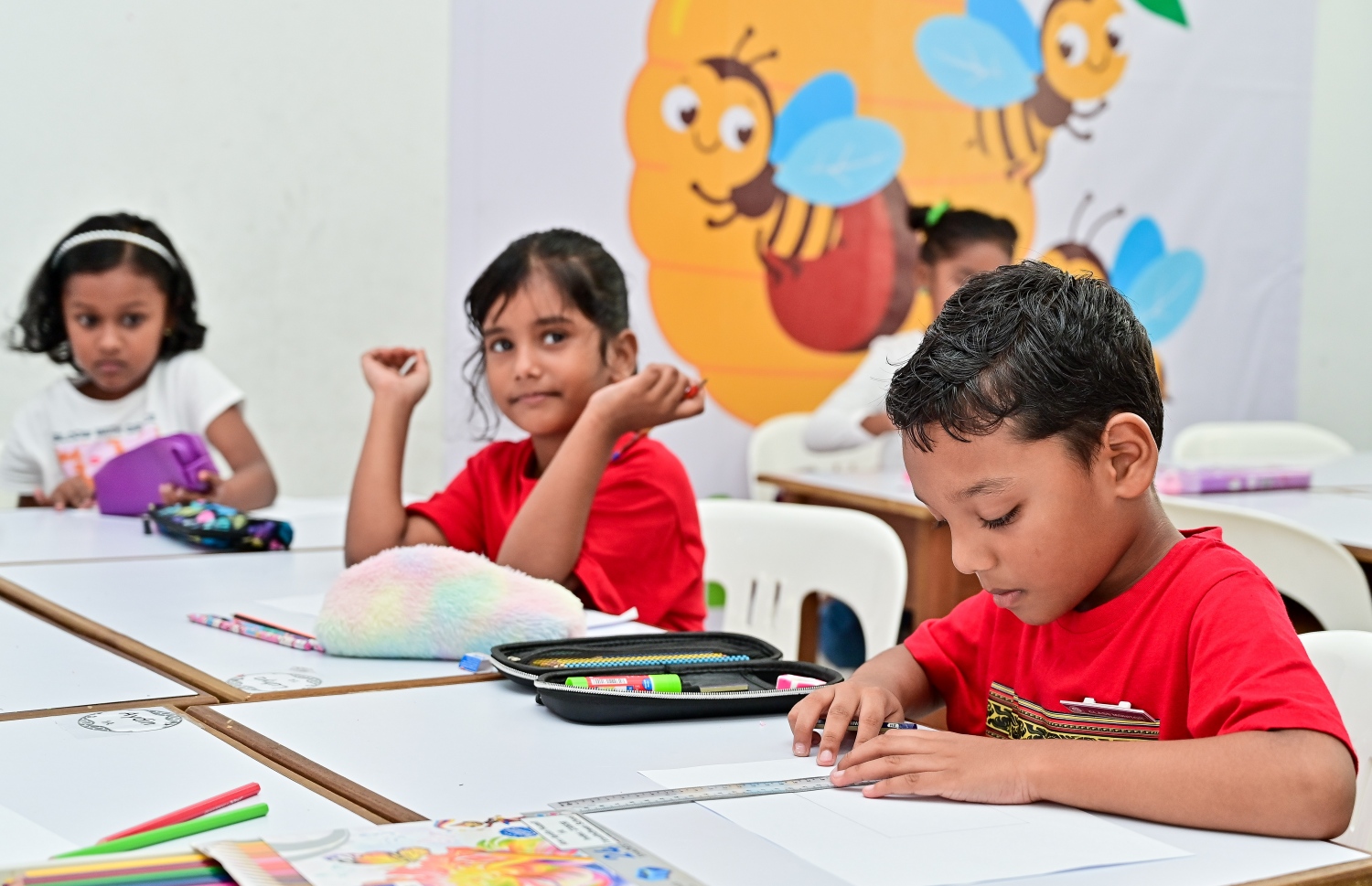 މި އަހަރުގެ ގައުމީ ދުވަސް ފާހަގަ ކުރުމުގެ ގޮތުން އިއްޒުއްދީން ސްކޫލުގެ ދަރިވަރުންތަކެއް ގައުމީ ހެދުމުގައި.-- ފޮޓޯ: ފަޔާޒް މޫސާ /މިހާރު