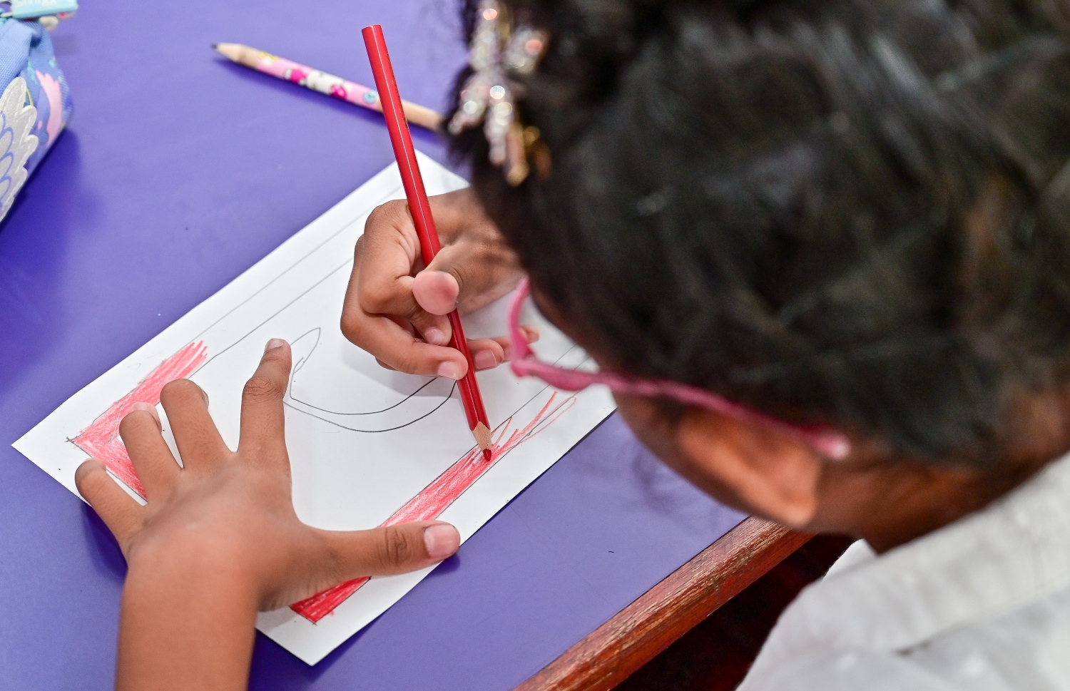 މި އަހަރުގެ ގައުމީ ދުވަސް ފާހަގަ ކުރުމުގެ ގޮތުން އިއްޒުއްދީންގެ ދަރިވަރަކު ގައުމީ ދިދައެއްގައި ކުލަ ޖައްސަނީ.-- ފޮޓޯ: ފަޔާޒް މޫސާ /މިހާރު