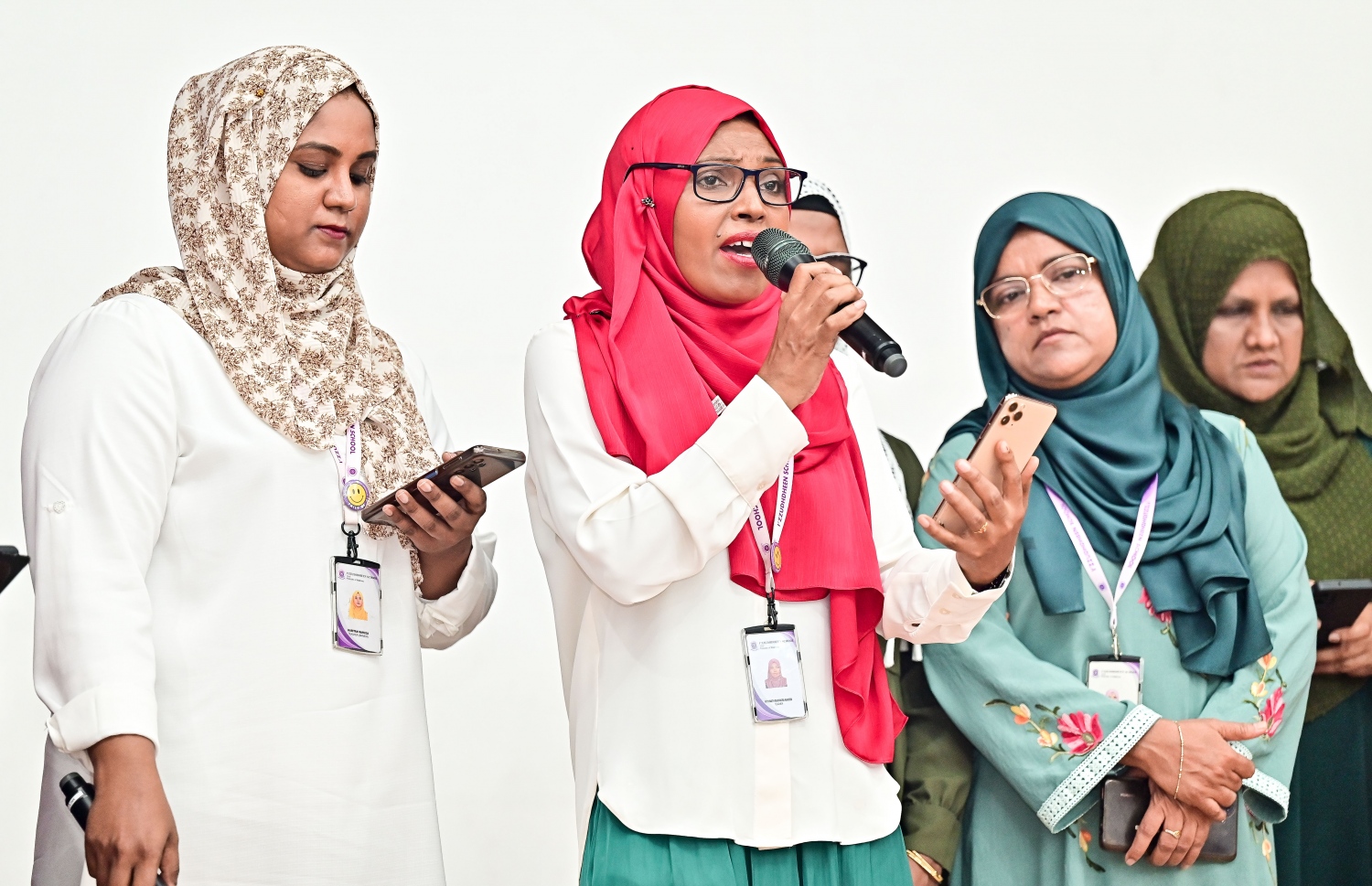 މި އަހަރުގެ ގައުމީ ދުވަސް ފާހަގަ ކުރުމުގެ ގޮތުން އިއްޒުއްދީން ސްކޫލުގައި ބޭއްވި ހާއްސަ އެސެމްބްލީގައި ޓީޗަރުންތަކެއް ބައިވެރިވަނީ.-- ފޮޓޯ: ފަޔާޒް މޫސާ /މިހާރު