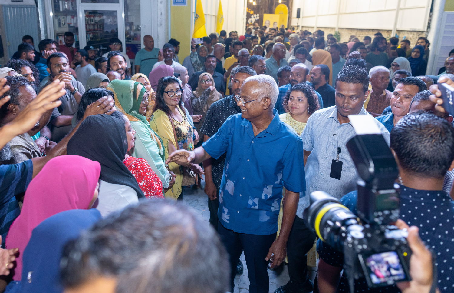 ރިޔާސީ އިންތިހާބުގެ ދެ ވަނަ ބުރުގެ ކެމްޕެއިނުގެ ދުވަސްވަރު ރައީސް އިބްރާހިމް މުހައްމަދު ސޯލިހު ސަޕޯޓަރުންތަކަކަށް ސަލާމްކުރައްވަނީ.-- ފޮޓޯ: މިހާރު