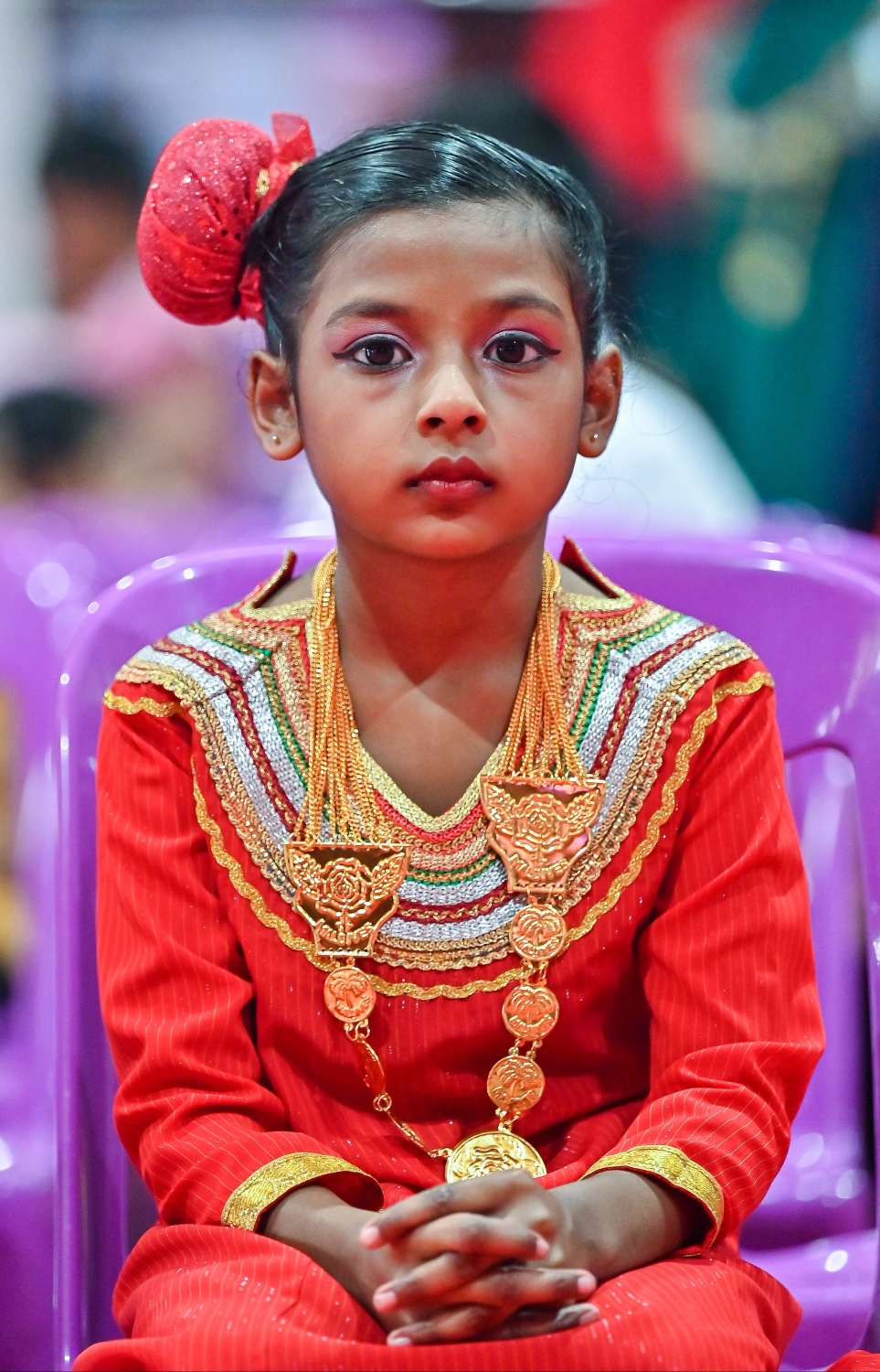 މި އަހަރުގެ ގައުމީ ދުވަސް ފާހަގަ ކުރުމުގެ ގޮތުން ހިރިޔާ ސްކޫލުގައި ބޭއްވި އެސެމްބްލީގައި ދަރިވަރަކު ގައުމީ ހެދުމުގައި.-- ފޮޓޯ: ފަޔާޒް މޫސާ /މިހާރު