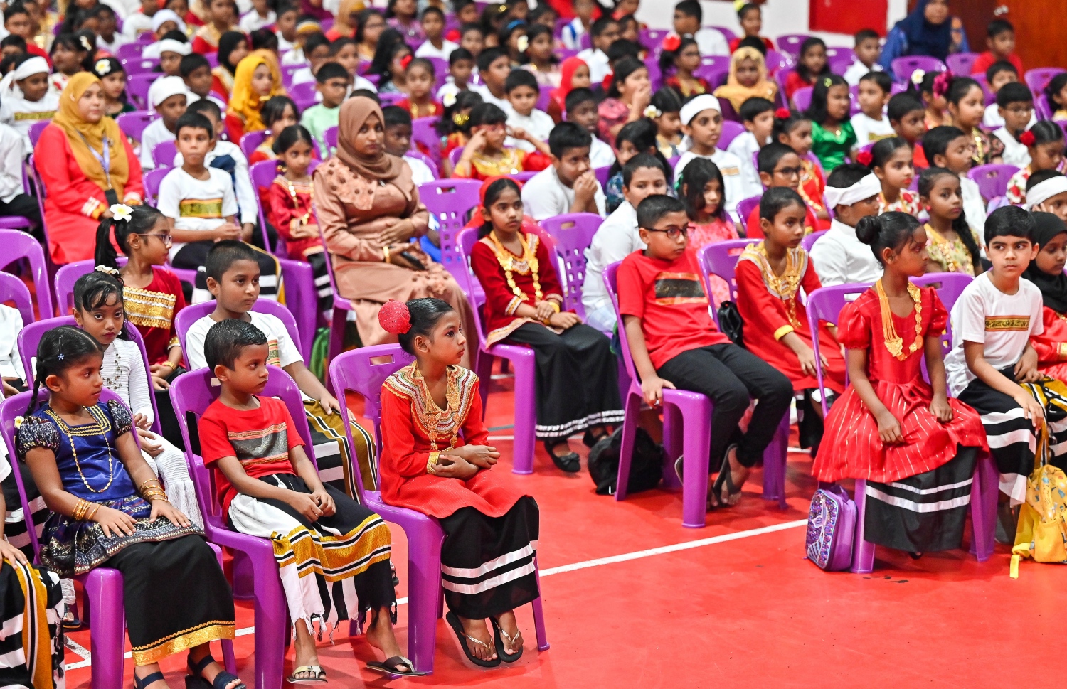 މި އަހަރުގެ ގައުމީ ދުވަސް ފާހަގަ ކުރުމުގެ ގޮތުން ހިރިޔާ ސްކޫލުގައި ބޭއްވި އެސެމްބްލީގައި ދަރިވަރުންތަކެއް ގައުމީ ހެދުމުގައި.-- ފޮޓޯ: ފަޔާޒް މޫސާ /މިހާރު