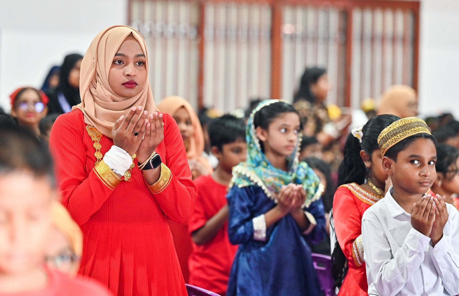 މި އަހަރުގެ ގައުމީ ދުވަސް ފާހަގަ ކުރުމުގެ ގޮތުން ހިރިޔާ ސްކޫލުގައި ބޭއްވި އެސެމްބްލީގައި ދަރިވަރުންތަކެއް ގައުމީ ހެދުމުގައި.-- ފޮޓޯ: ފަޔާޒް މޫސާ /މިހާރު