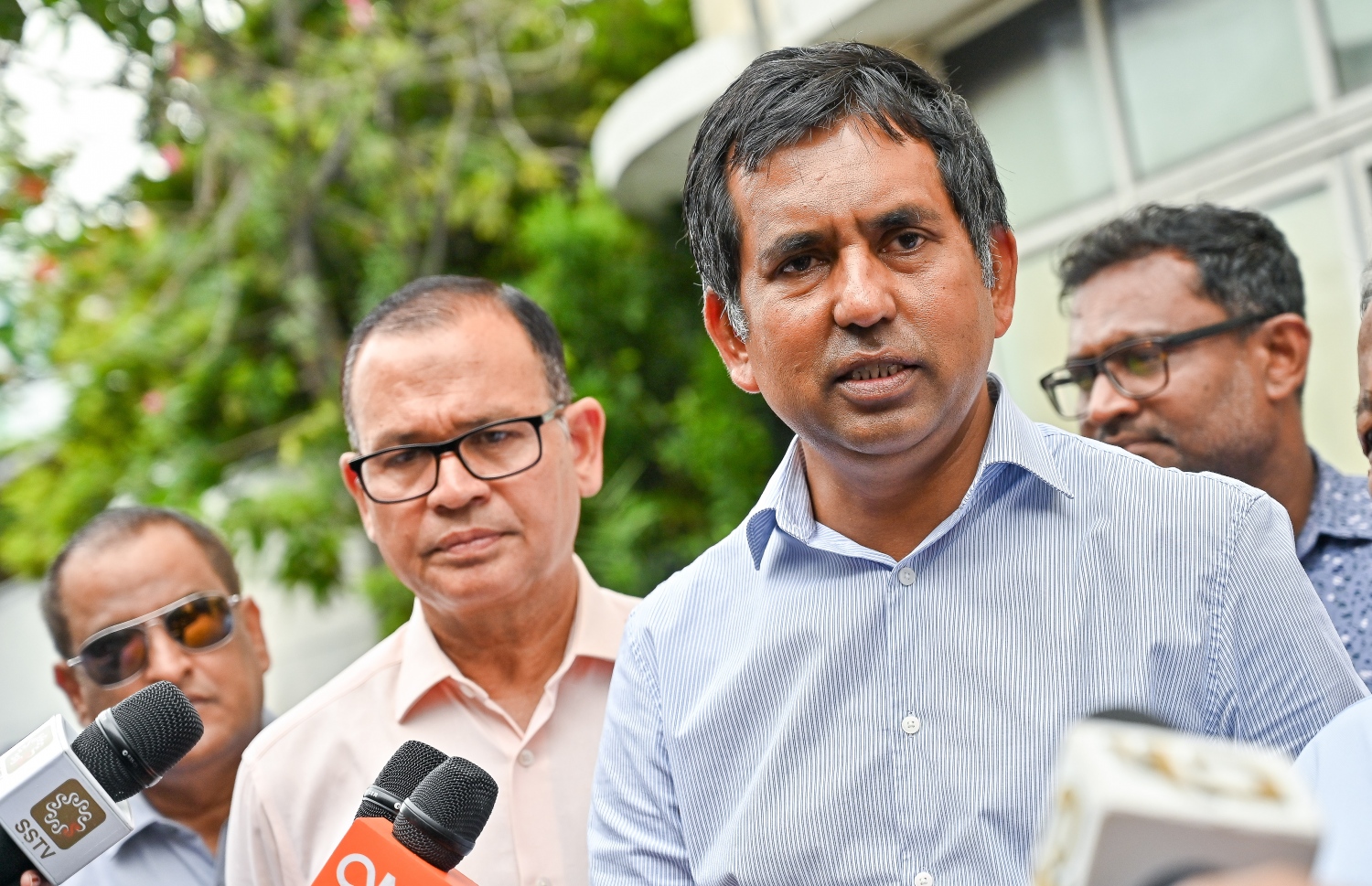 ދެ ވަނަ ބުރުގައި ވޯޓު ލާން އެންމެ ދެ ދުވަސް ތެރޭގައި އާދަޔާ ހިލާފަށް ގިނަ ބަޔަކު ރީރަޖިސްޓަރި ވެފައި ވާތީ އިދިކޮޅުގެ ކަންބޮޑުވުންތަކާ ގުޅިގެން އެ ކޯލިޝަނުގެ ލީޑަޝިޕުން އީސީއަށް ދިއުމަށް ފަހު ނޫސްވެރިންނާ ބައްދަލުކުރައްވަނީ -- ފޮޓޯ: ފަޔާޒް މޫސާ | މިހާރު