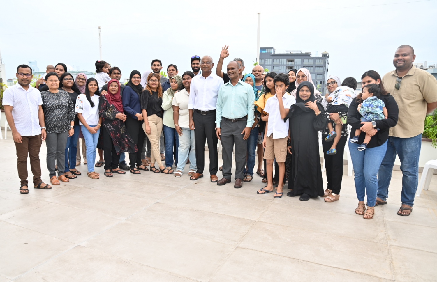 ދޮރުން ދޮރަށް ކެމްޕޭނުގައި ގެޔަކަށް ވަޑައިގެން އެ ގޭގެ މީހުންނާއެކު ރައީސް.-- ފޮޓޯ: އެމްޑީޕީ