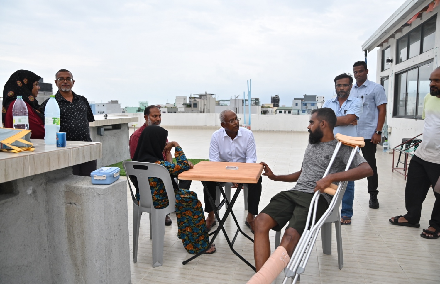 ދޮރުން ދޮރަށް ކެމްޕޭނުގައި ގެޔަކަށް ވަޑައިގެން އާއިލާއަކާ ބައްދަލުކުރައްވަނީ. --ފޮޓޯ: އެމްޑީޕީ