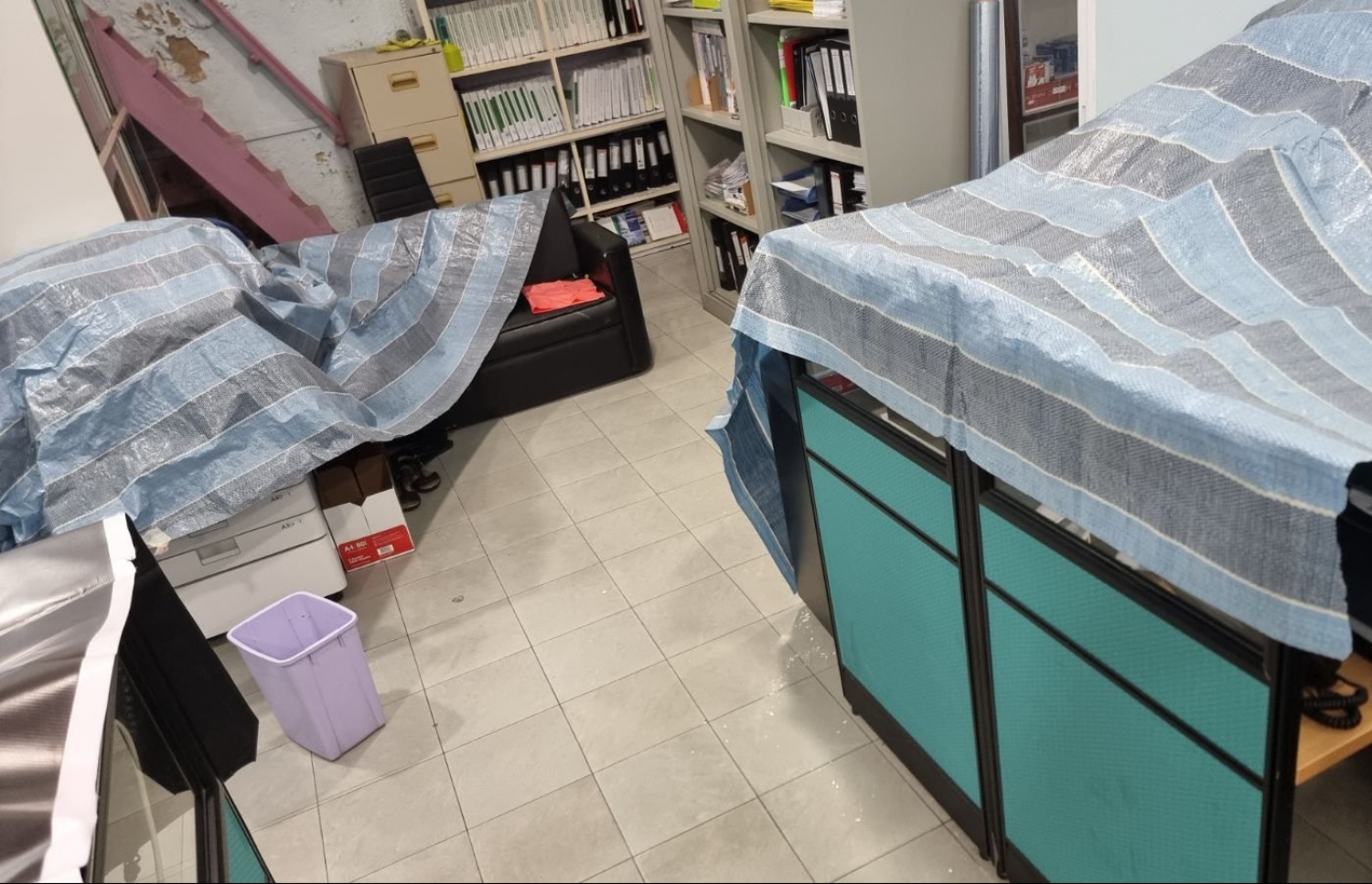 ފެމިލީ ކޯޓުގެ ތެރެއަށް މިރޭ ވާރޭ ވެހޭތީ، ސަތަރި އަޅާފައި.