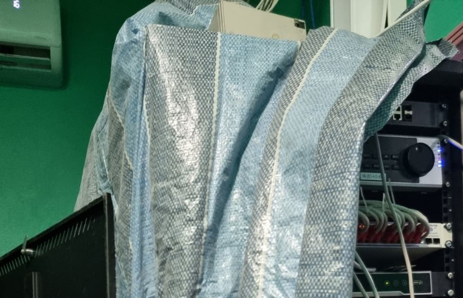 ފެމިލީ ކޯޓުގެ ސާވާ ރޫމަށް ފެން ވަދެފައިވާތީ ސާވާ ސިސްޓަމް ސަލާމަތް ކުރަން ސަތަރިގަނޑެއް އަޅާފައި.