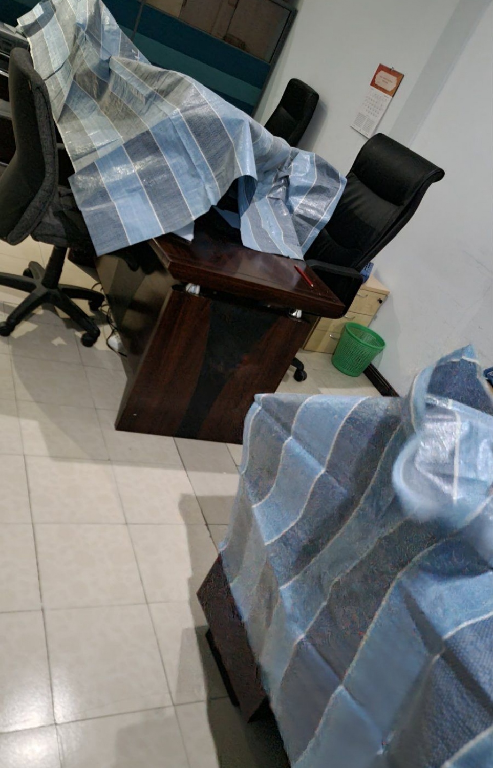 ފެމިލީ ކޯޓުގެ ތެރެއަށް މިރޭ ވާރޭ ވެހޭތީ، ކޮމްޕިއުޓަރު ސިސްޓަމްތައް މަތީގައި ސަތަރި އަޅާފައި.