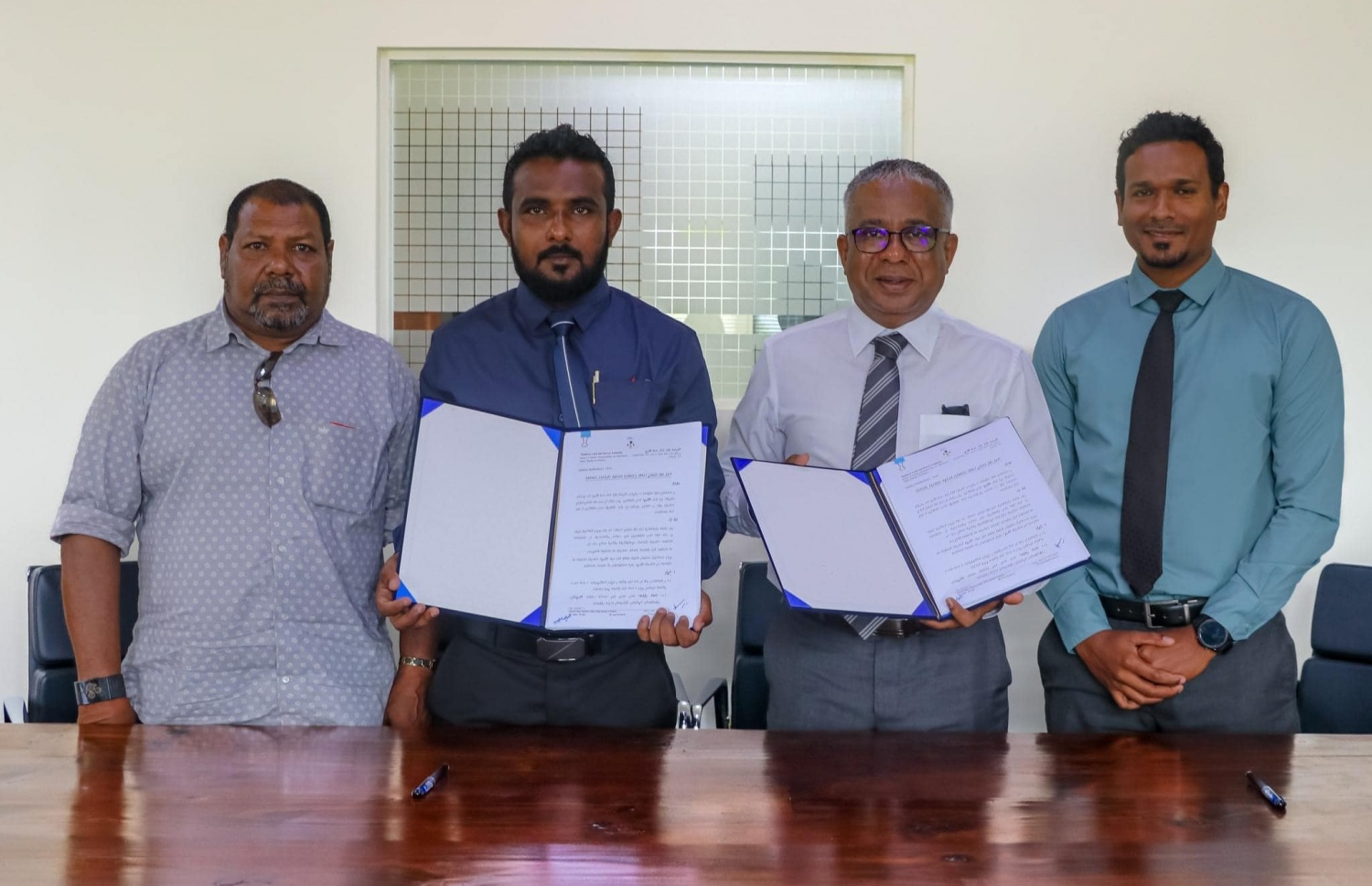 ހުރެންދޫ، ކޮލަމާފުށި ކައުންސިލާ ހަވާލުކުރުމަށް އެއްބަސްވުމުގައި ސޮއިކުރުމަށް ޕްލޭނިން މިނިސްޓްރީގައި ބޭއްވި ރަސްމިއްޔާތު.-- ފޮޓޯ: ޕްލޭނިން މިނިސްޓްރީ