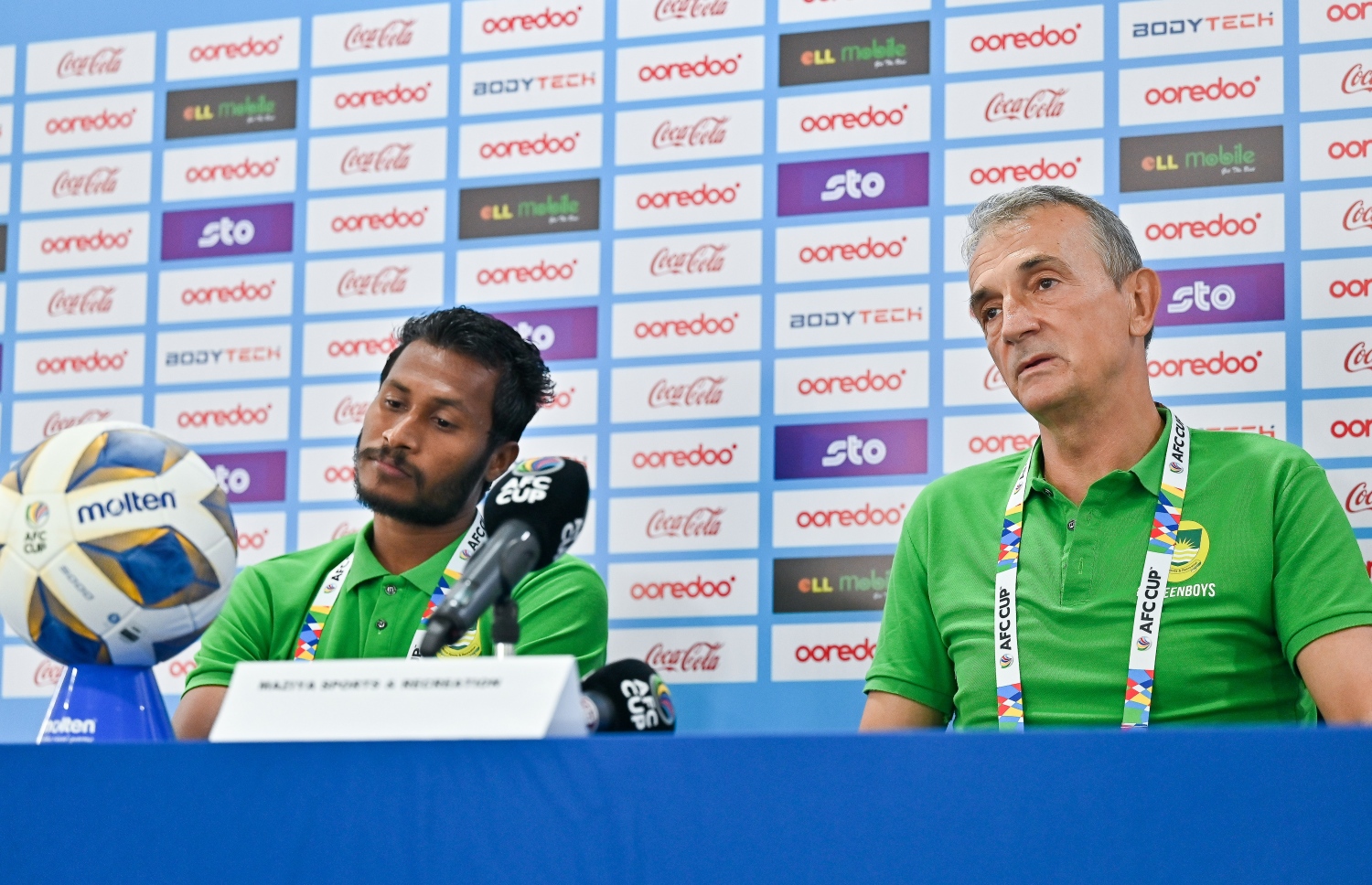 ބަޝުންދަރާ ކިންގްސްއާ ދެކޮޅަށް އޭއެފްސީ ކަޕް ގުރޫޕް ސްޓޭޖުގައި މާޒިޔާ ކުޅޭ މެޗުގެ ކުރިން މިއަދު ބޭއްވި ޕްރެސްގައި މާޒިޔާގެ ކޯޗު މިލޯ އާއި ފޯވާޑް ހަމްޕު ބައިވެރި ވަނީ،-- ފޮޓޯ: ފަޔާޒް މޫސާ/ މިހާރު