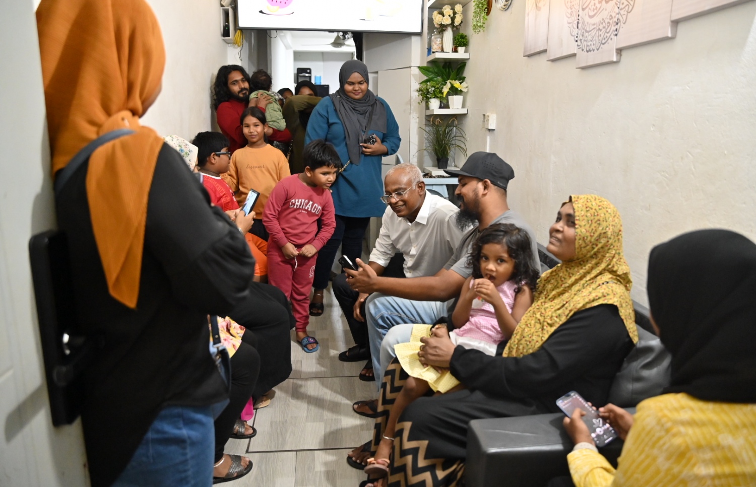 ރިޔާސީ އިންތިހާބުގެ ކެމްޕެއިނަށް ރައީސް އިބްރާހިމް މުހައްމަދު ސޯލިހު ހެންވޭރުގެ ގެއަކަށް ވަޑައިގެން، އެ ގޭގެ މީހުންނާ މިއަދު ބައްދަލުކުރައްވަނީ.-- ފޮޓޯ: އެމްޑީޕީ