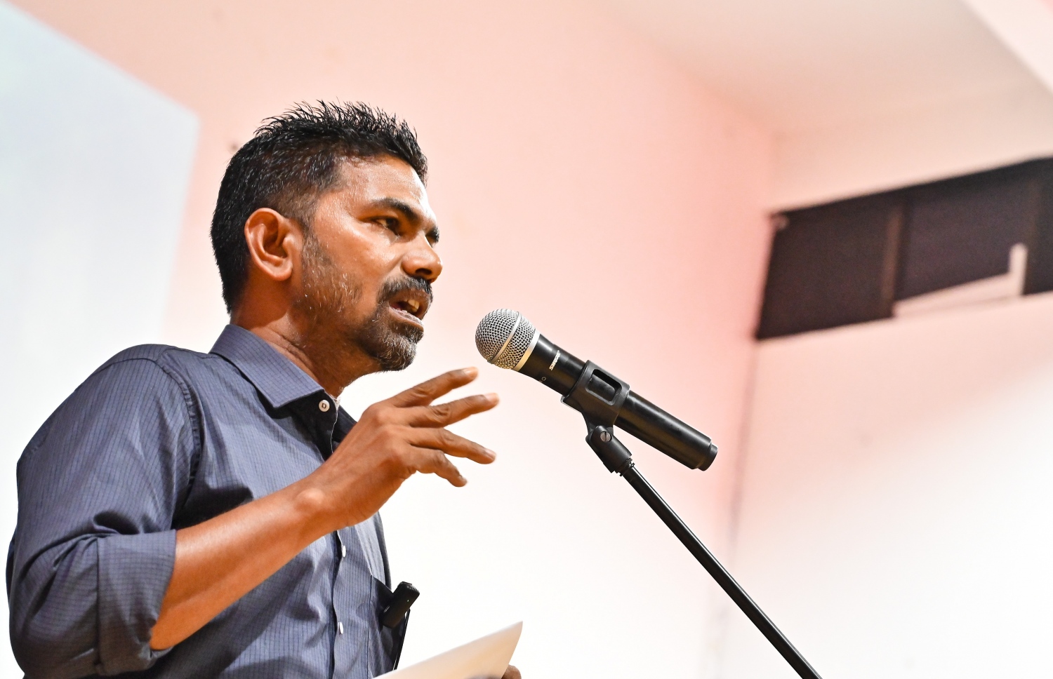 ޑިމޮކްރެޓްސްގެ އިންޓްރިމް ކައުންސިލް ބައްދަލުވުމުގައި ޝިފާޒް ވާހަކަދައްކަވަނީ--ފޮޓޯ: ނިޝާން އަލީ | މިހާރު