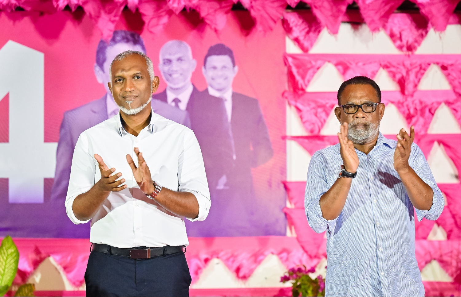 ށ. އަތޮޅުގެ ރަށްތަކަށް ކުރެއްވި ކެމްޕެއިން ދަތުރުގައި ޕީއެންސީގެ ރައީސް އަބްދުއްރަހީމް އަބްދުﷲ(އަދުރޭ) އަދި ޑރ. މުއިއްޒު ބައިވެރިވެ ވަޑައިގަންނަވަނީ.-- ފޮޓޯ: ނިޝާން އަލީ /މިހާރު