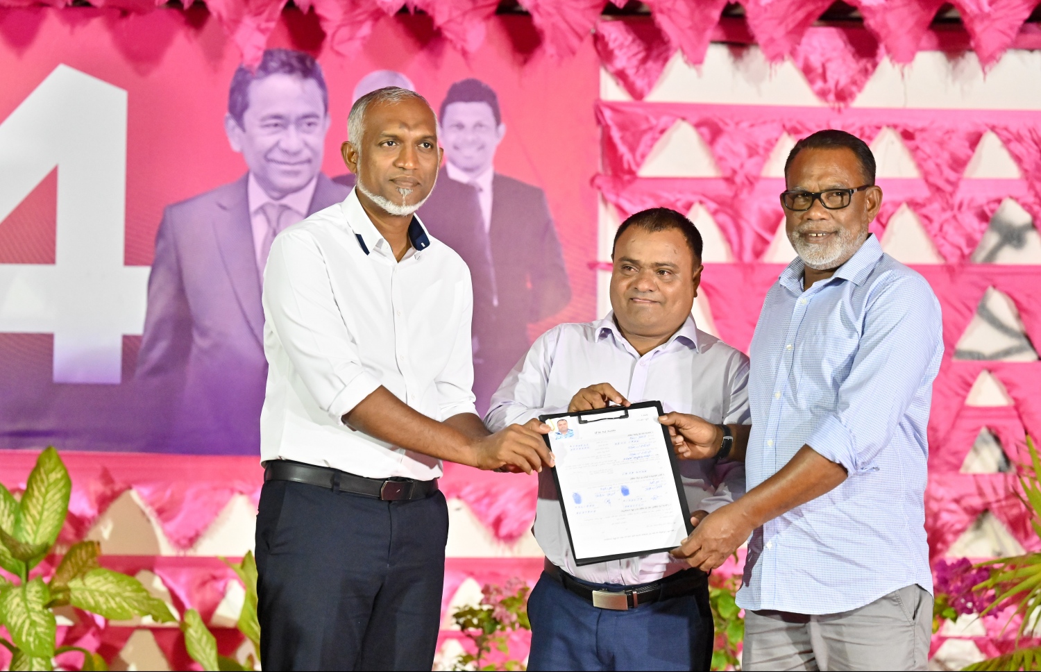 ޑރ. މުއިއްޒު ށ. އަތޮޅުގެ ރަށްތަކަށް ކުރެއްވި ކެމްޕެއިން ދަތުރުގައި ށ. އަތޮޅު ކައުންސިލްގެ ރައީސް ޕީޕީއެމް އަށް ސޮއި ކުރެއްވުމަށް ފަހު، މުއިއްޒު އާއެކު ފޮޓޯ އަކަށް ހުއްޓިގެން.-- ފޮޓޯ: ނިޝާން އަލީ /މިހާރު