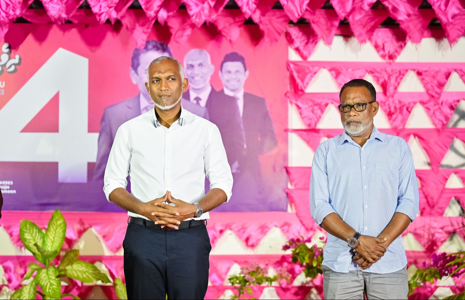 ށ. އަތޮޅުގެ ރަށްތަކަށް ކުރެއްވި ކެމްޕެއިން ދަތުރުގައި ޕީއެންސީގެ ރައީސް އަބްދުއްރަހީމް އަބްދުﷲ(އަދުރޭ) އަދި ޑރ. މުއިއްޒު ބައިވެރިވެ ވަޑައިގަންނަވަނީ.-- ފޮޓޯ: ނިޝާން އަލީ /މިހާރު