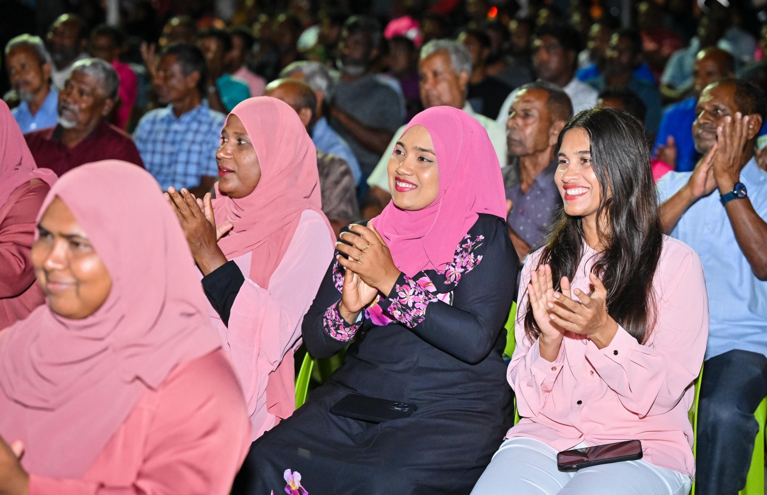 ޑރ. މުއިއްޒު ށ. އަތޮޅުގެ ރަށްތަކަށް ކުރެއްވި ކެމްޕެއިން ދަތުރުގައި ށ. އަތޮޅުގެ ރަށެއްގައި ބޭއްވި ޖަލްސާއެއްގައި އެމަނިކުފާނަށް ތާއީދު ކުރައްވާ ގިނަ ބަޔަކު ޖަލްސާގައި ބައިވެރިވަނީ.-- ފޮޓޯ: ނިޝާން އަލީ /މިހާރު