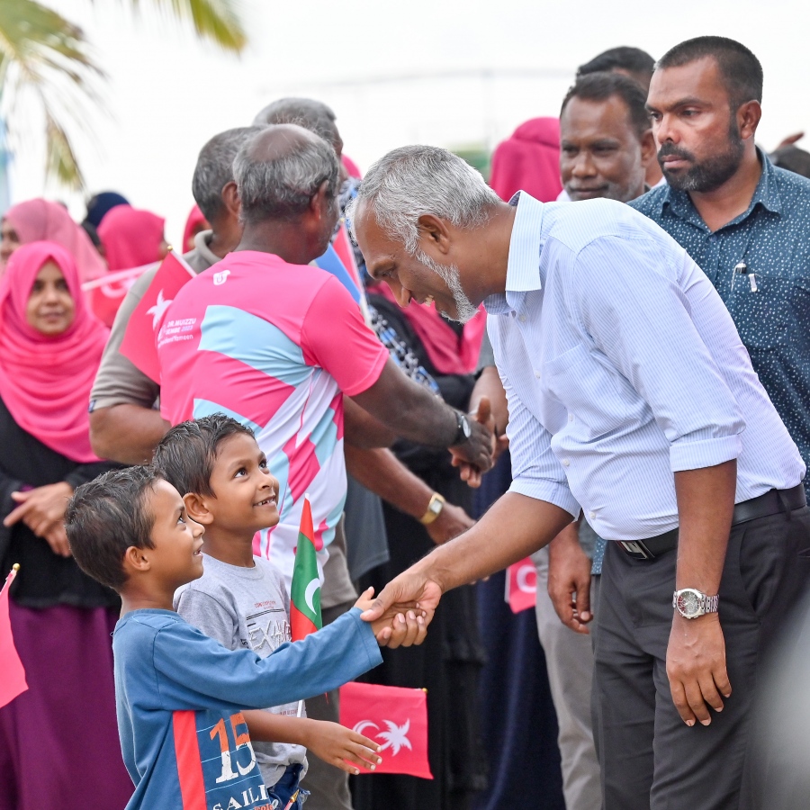 ޑރ. މުއިއްޒު ށ. އަތޮޅުގެ ރަށްތަކަށް ކުރެއްވި ކެމްޕެއިން ދަތުރުގައި ށ. އަތޮޅުގެ ރަށަކުން ތުއްތު ކުދިންތަކެއް އެމަނިކުފާނަށް މަރުހަބާ ދަންނަވަނީ.-- ފޮޓޯ: ނިޝާން އަލީ /މިހާރު