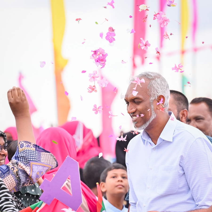 ޑރ. މުއިއްޒު ށ. އަތޮޅުގެ ރަށްތަކަށް ކުރެއްވި ކެމްޕެއިން ދަތުރުގައި ށ. އަތޮޅުގެ ރަށަކުން އެމަނިކުފާނަށް މަރުހަބާ ދަންނަވަނީ.-- ފޮޓޯ: ނިޝާން އަލީ /މިހާރު