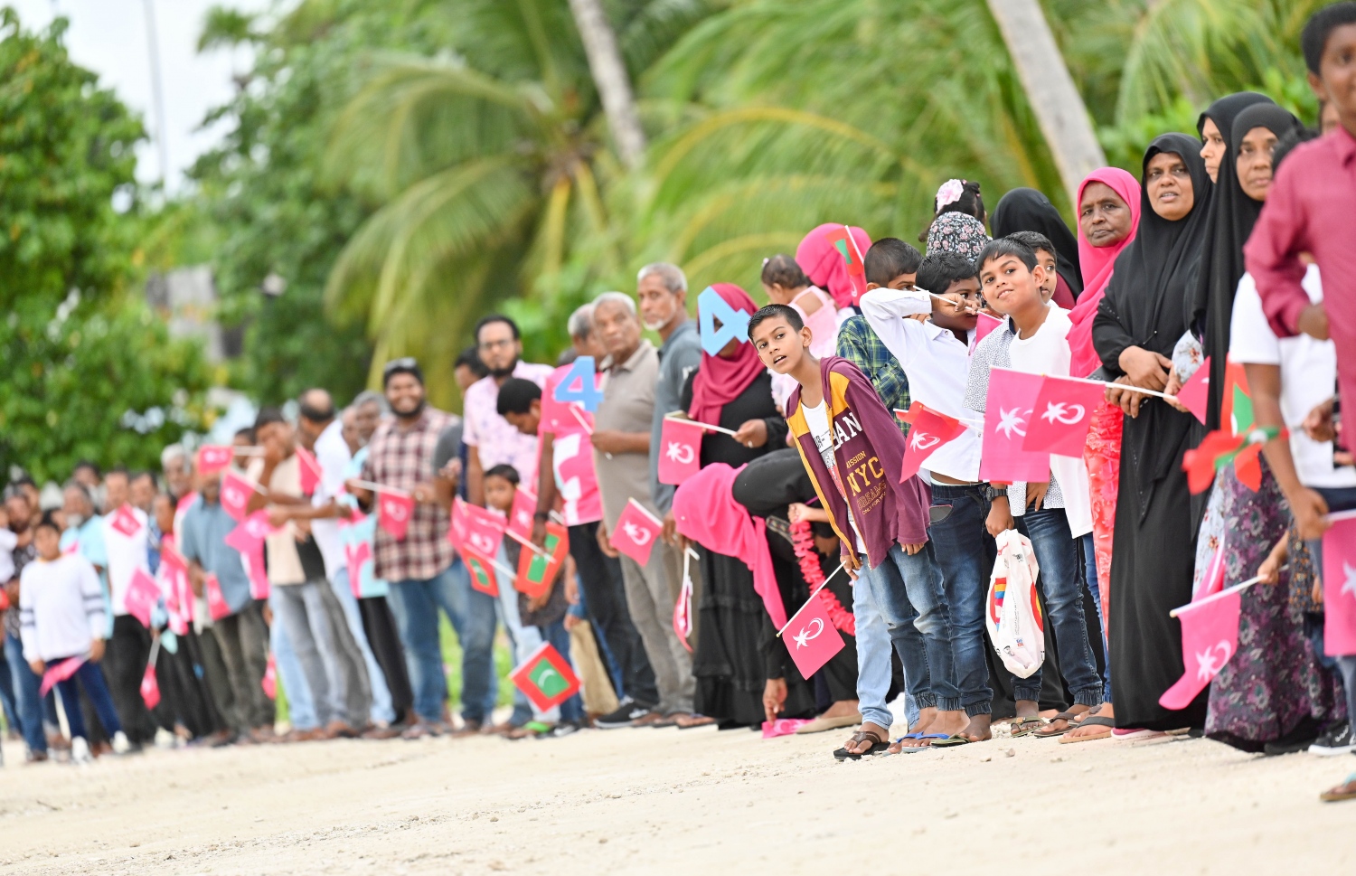 ޑރ. މުއިއްޒު ށ. އަތޮޅުގެ ރަށްތަކަށް ކުރެއްވި ކެމްޕެއިން ދަތުރުގައި ށ. އަތޮޅުގެ ރަށަކުން އެމަނިކުފާނަށް މަރުހަބާ ދެންނުވަމަށް ސަފު އަތުރާލާފައި.-- ފޮޓޯ: ނިޝާން އަލީ /މިހާރު