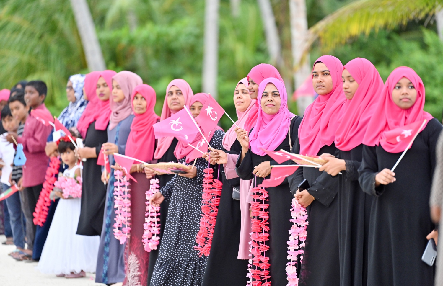 ޑރ. މުއިއްޒު ށ. އަތޮޅުގެ ރަށްތަކަށް ކުރެއްވި ކެމްޕެއިން ދަތުރުގައި ށ. އަތޮޅުގެ ރަށަކުން އެމަނިކުފާނަށް މަރުހަބާ ދެންނުވުމަށް ސަފުތައް އަތުލާފައި.-- ފޮޓޯ: ނިޝާން އަލީ /މިހާރު