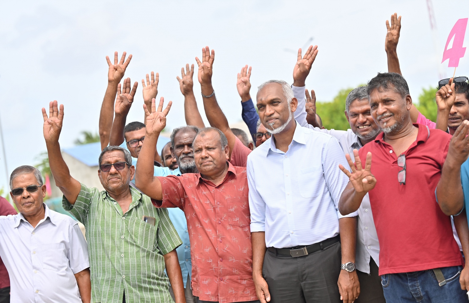 ޑރ. މުއިއްޒު ށ. އަތޮޅުގެ ރަށްތަކަށް ކުރެއްވި ކެމްޕެއިން ދަތުރުގައި ށ. އަތޮޅުގެ ރަށަކުން އެމަނިކުފާނާއެކު ތިބި ސަޕޯޓަރުންތަކެއް ކެންޑިޑޭޓު ނަމްބަރު ހަތަރެއް އަތުން ދައްކާލަނީ.-- ފޮޓޯ: ނިޝާން އަލީ /މިހާރު