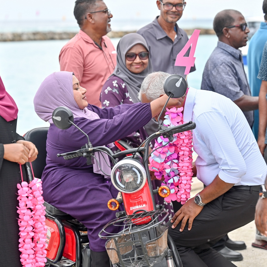 ޑރ. މުއިއްޒު ށ. އަތޮޅުގެ ރަށްތަކަށް ކުރެއްވި ކެމްޕެއިން ދަތުރުގައި ށ. އަތޮޅުގެ ރަށަކުން ހާއްސަ އެހީއަށް ބޭނުންވާ ކުއްޖަކު އެމަނިކުފާނަށް މަރުހަބާ ދަންނަވަނީ.-- ފޮޓޯ: ނިޝާން އަލީ /މިހާރު