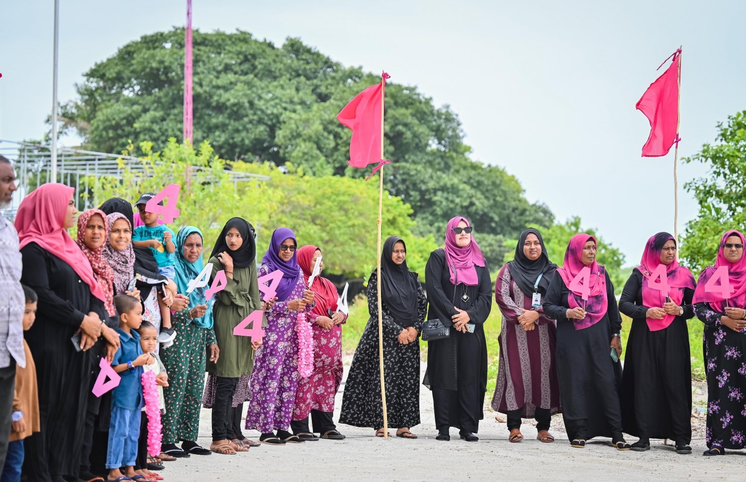 ޑރ. މުއިއްޒު ށ. އަތޮޅުގެ ރަށްތަކަށް ކުރެއްވި ކެމްޕެއިން ދަތުރުގައި ށ. އަތޮޅުގެ ރަށަކުން އެމަނިކުފާނަށް މަރުހަބާ ދެންނެވުމަށް ސަފުތައް އަތުރާލާފައި.-- ފޮޓޯ: ނިޝާން އަލީ /މިހާރު