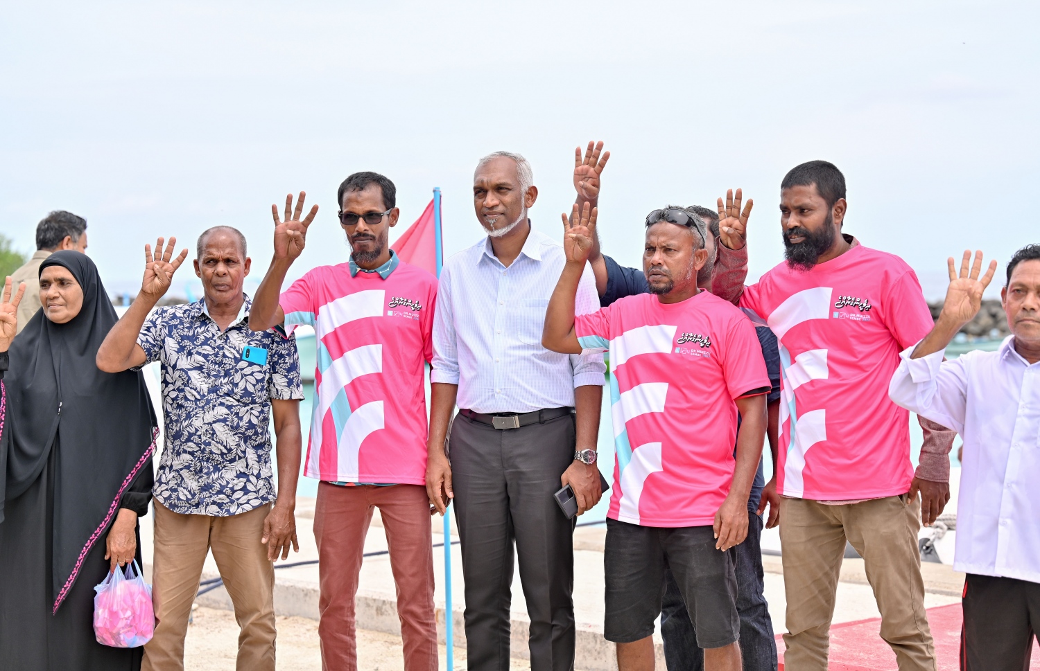 ޑރ. މުއިއްޒު ށ. އަތޮޅުގެ ރަށްތަކަށް ކުރެއްވި ކެމްޕެއިން ދަތުރުގައި ށ. އަތޮޅުގެ ރަށެއްގައި ސަޕޯޓަރުންނާ އެކު ފޮޓޯއެއް ނަންގަވަނީ.-- ފޮޓޯ: ނިޝާން އަލީ | މިހާރު