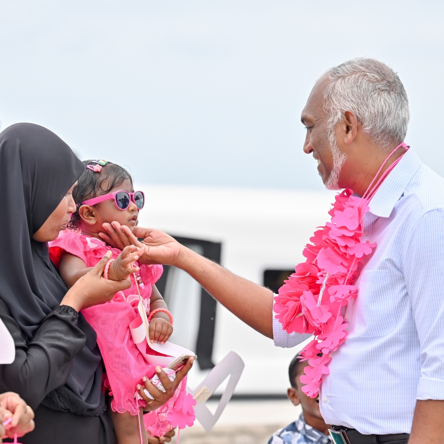 ޑރ. މުއިއްޒު ށ. އަތޮޅުގެ ރަށްތަކަށް ކުރެއްވި ކެމްޕެއިން ދަތުރުގައި ށ. އަތޮޅުގެ ރަށަކުން އެމަނިކުފާނަށް މަރުހަބާ ދެންނުވުމަށް އައިސް ހުރި ތުއްތު ކުއްޖަކާ މައްލަވަ ކޮށްލަނީ.-- ފޮޓޯ: ނިޝާން އަލީ /މިހާރު