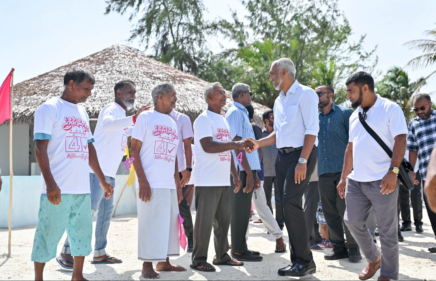 ޑރ. މުއިއްޒު ށ. އަތޮޅުގެ ރަށްތަކަށް ކުރެއްވި ކެމްޕެއިން ދަތުރުގައި ށ. އަތޮޅުގެ ރަށަކުން އެމަނިކުފާނަށް މަރުހަބާ ދަންނަވަނީ.-- ފޮޓޯ: ނިޝާން އަލީ /މިހާރު