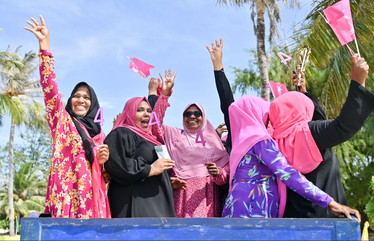 ޑރ. މުއިއްޒު ށ. އަތޮޅުގެ ރަށްތަކަށް ކުރެއްވި ކެމްޕެއިން ދަތުރުގައި ށ. އަތޮޅުގެ ރަށަކުން އެމަނިކުފާނަށް މަރުހަބާ ދަންނަވަނީ.-- ފޮޓޯ: ނިޝާން އަލީ /މިހާރު