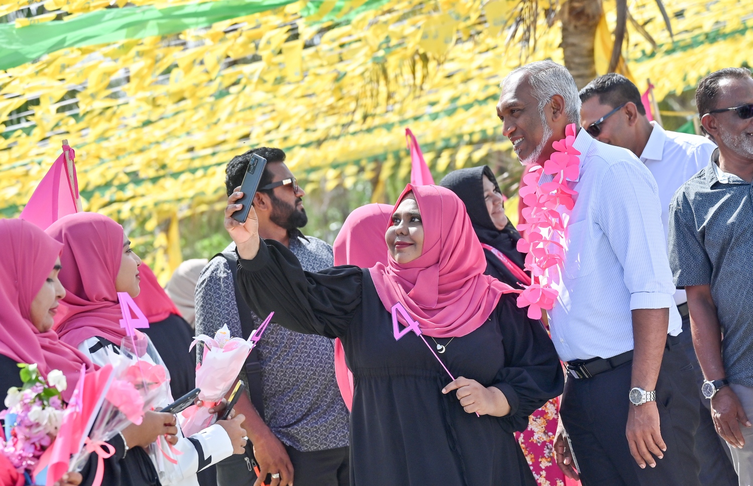 ޑރ. މުއިއްޒު ށ. އަތޮޅުގެ ރަށްތަކަށް ކުރެއްވި ކެމްޕެއިން ދަތުރުގައި ށ. އަތޮޅުގެ ރަށަކުން އެމަނިކުފާނަށް މަރުހަބާ ދެންނުވުމަށް އައިސް ހުރި މީހަކު އެމަނިކުފާނާއެކު ސެލްފީއެއް ނަގަނީ.-- ފޮޓޯ: ނިޝާން އަލީ /މިހާރު