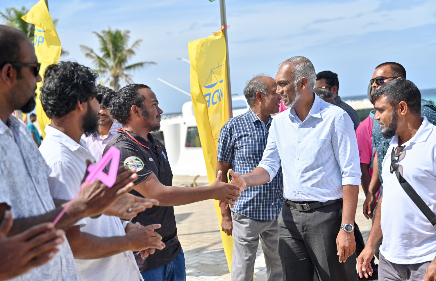 ޑރ. މުއިއްޒު ށ. އަތޮޅުގެ ރަށްތަކަށް ކުރެއްވި ކެމްޕެއިން ދަތުރުގައި ށ. އަތޮޅުގެ ރަށަކުން އެމަނިކުފާނަށް މަރުހަބާ ދަންނަވަނީ.-- ފޮޓޯ: ނިޝާން އަލީ /މިހާރު