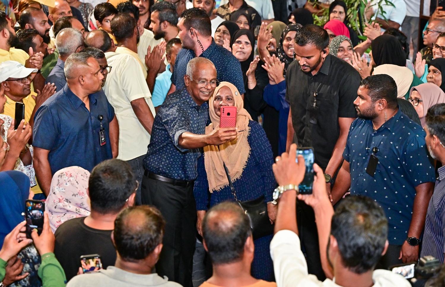ރިޔާސީ އިންތިހާބުގެ ދެވަނަ ބުރުގެ ކެމްޕެއިނަށް ރައީސް އިބްރާހިމް މުހައްމަދު ސޯލިހު ކުރައްވާ ކެމްޕެއިންގެ ތެރެއިން ރޭ މާފަންނު ސަހަރާ ކައިރީގައި ބޭއްވި ކަންމަތީ ޖަލްސާ އަށް ގޮސް ތިބި އެމަނިކުފާނަށް ތާއީދު ކުރައްވާ މީހާކާއެކު ސެލްފީއެއް ނަގަނީ - ފޮޓޯ: ފަޔާޒު މޫސާ | މިހާރު