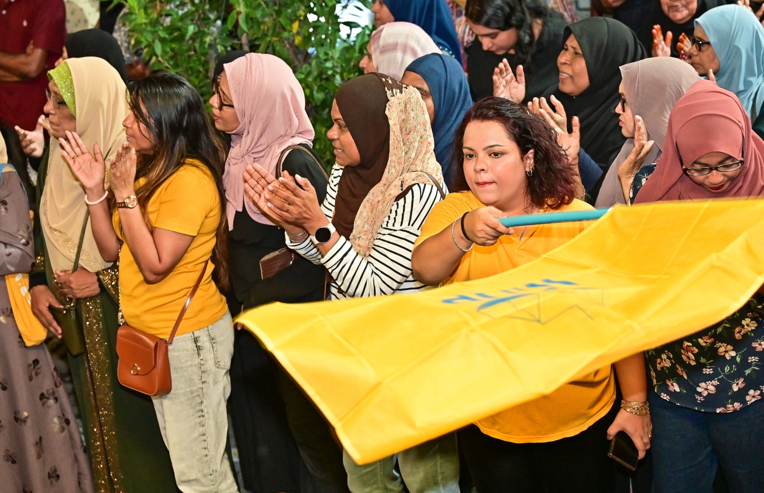 ރިޔާސީ އިންތިހާބުގެ ދެވަނަ ބުރުގެ ކެމްޕެއިނަށް ރައީސް އިބްރާހިމް މުހައްމަދު ސޯލިހު ކުރައްވާ ކެމްޕެއިންގެ ތެރެއިން ރޭ މާފަންނު ސަހަރާ ކައިރީގައި ބޭއްވި ކަންމަތީ ޖަލްސާ އަށް ގޮސް ތިބި އެމަނިކުފާނަށް ތާއީދު ކުރައްވާ މީހުން ޖަލްސާގައި ބައިވެރިވަނީ - ފޮޓޯ: ފަޔާޒު މޫސާ | މިހާރު