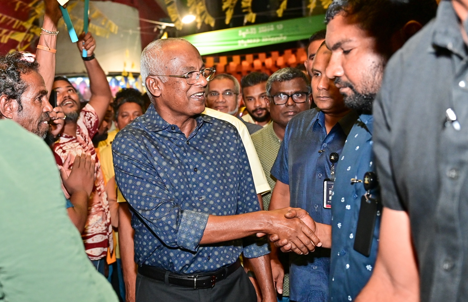 ރިޔާސީ އިންތިހާބުގެ ދެވަނަ ބުރުގެ ކެމްޕެއިނަށް ރައީސް އިބްރާހިމް މުހައްމަދު ސޯލިހު ކުރައްވާ ކެމްޕެއިންގެ ތެރެއިން ރޭ މާފަންނު ސަހަރާ ކައިރީގައި ބޭއްވި ކަންމަތީ ޖަލްސާ އަށް ގޮސް ތިބި އެމަނިކުފާނަށް ތާއީދު ކުރައްވާ މީހުންނާ ސަލާމް ކުރައްވަނީ - ފޮޓޯ: ފަޔާޒު މޫސާ | މިހާރު