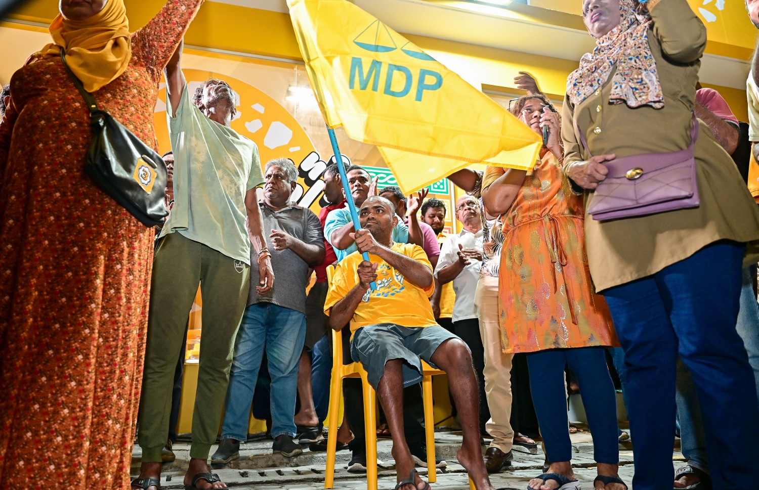 ރިޔާސީ އިންތިހާބުގެ ދެވަނަ ބުރުގެ ކެމްޕެއިނަށް ރައީސް އިބްރާހިމް މުހައްމަދު ސޯލިހު ކުރައްވާ ކެމްޕެއިންގެ ތެރެއިން ރޭ މާފަންނު ސަހަރާ ކައިރީގައި ބޭއްވި ކަންމަތީ ޖަލްސާ އަށް ގޮސް ތިބި އެމަނިކުފާނަށް ތާއީދު ކުރައްވާ މީހުން ޖަގަހައިގައި - ފޮޓޯ: ފަޔާޒު މޫސާ | މިހާރު