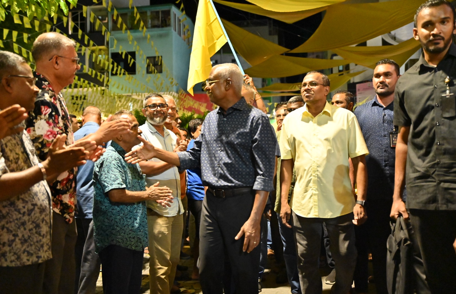 ރިޔާސީ އިންތިހާބުގެ ދެވަނަ ބުރުގެ ކެމްޕެއިނަށް ރައީސް އިބްރާހިމް މުހައްމަދު ސޯލިހު ކުރައްވާ ކެމްޕެއިންގެ ތެރެއިން ރޭ މާފަންނު ސަހަރާ ކައިރީގައި ބޭއްވި ކަންމަތީ ޖަލްސާ އަށް ގޮސް ތިބި އެމަނިކުފާނަށް ތާއީދު ކުރައްވާ މީހުންނާ ސަލާމް ކުރައްވަނީ - ފޮޓޯ: ފަޔާޒު މޫސާ | މިހާރު