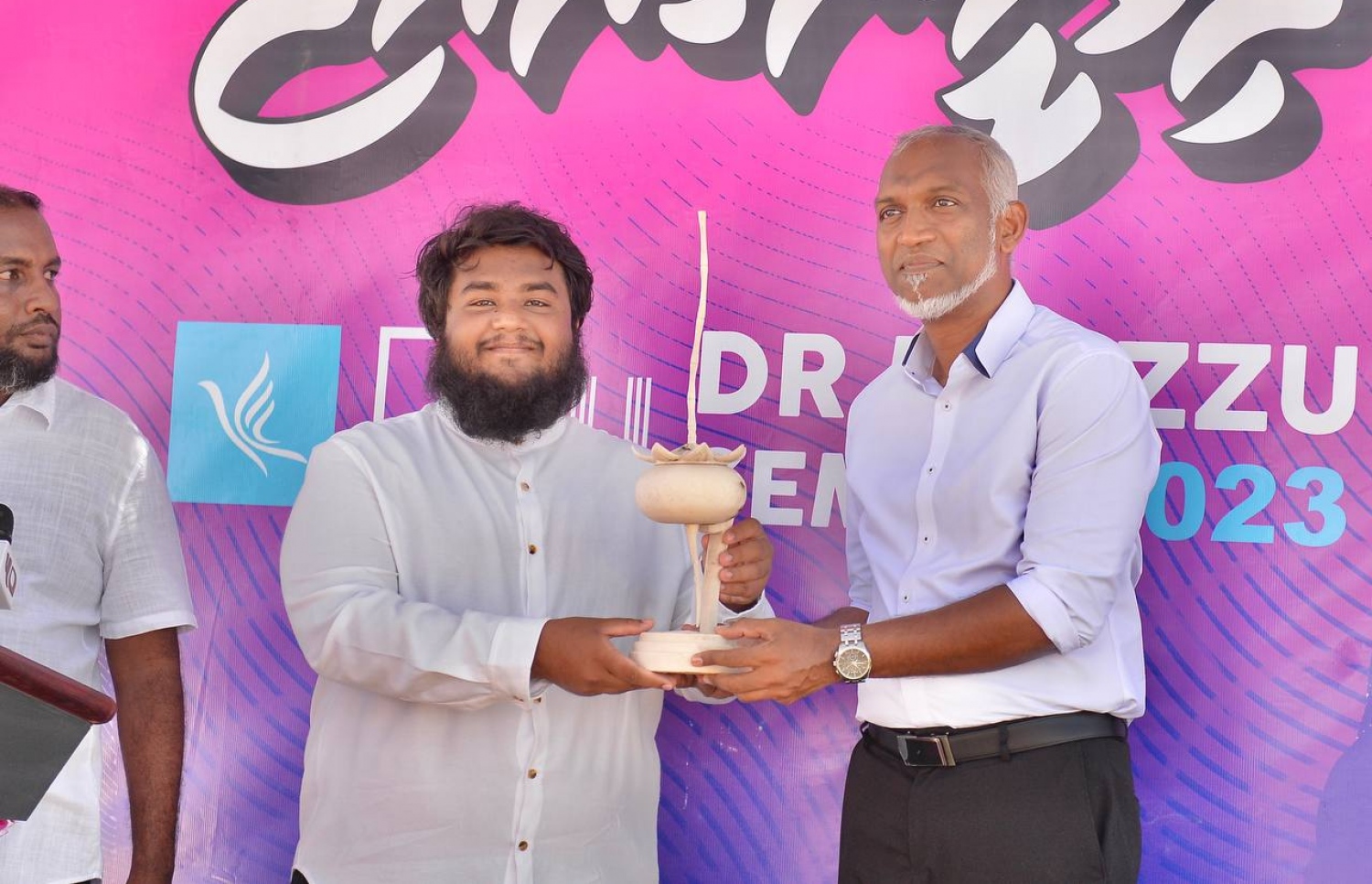 އިދިކޮޅުގެ ކެންޑިޑޭޓް ޑރ. މުހައްމަދު މުއިއްޒުގެ ކެމްޕެއިނަށް ނ. ލަންދޫގައި ބޭއްވި ޖަލްސާގައި އޭނާއަށް ހަނދާނީ ފިލައެއް އަރުވަނީ.-- ފޮޓޯ: ޕީޕީއެމް